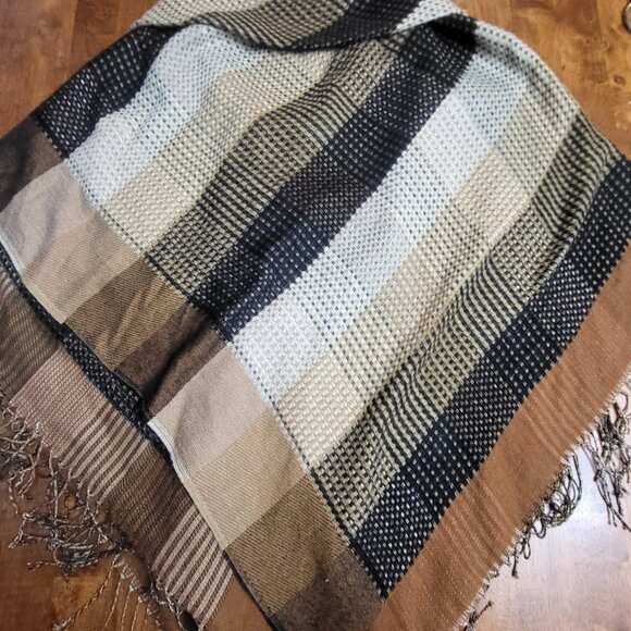 Collection Eighteen ~ ONE Size ~ Button Shawl Wrap ~ Excellent Condition - Picture 7 of 8